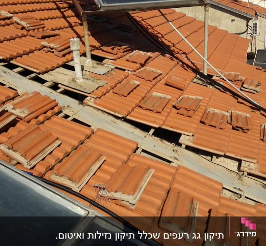 רעפים כתומים על גג עם לוחות סולאריים